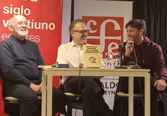 En la presentación de su libro junto a Juan Gabriel Tokatlian y Jairo Straccia.
