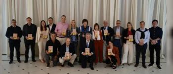 Sin detallar montos, el Gobierno oficializó el aumento de sueldos para los funcionarios