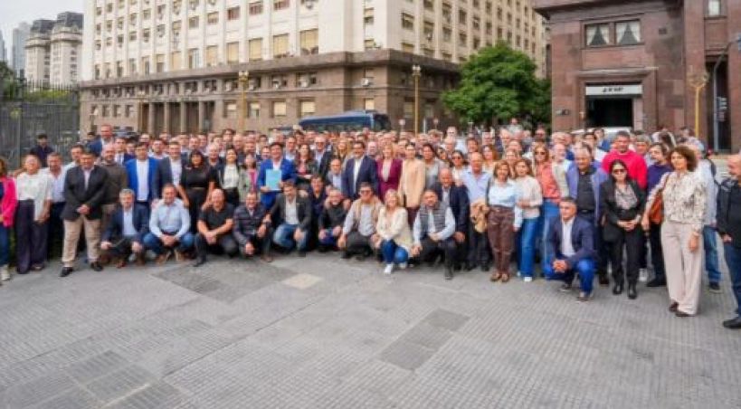 Intendentes evalúan denunciar a Caputo por presunta malversación de fondos