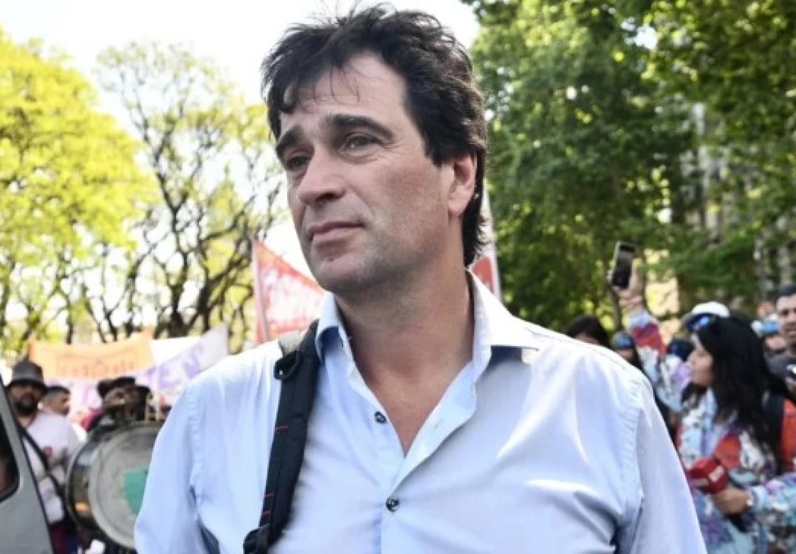 El titular del Partido Obrero denunció penalmente a Milei por encubrir la fuga de Flávio Bolsonaro